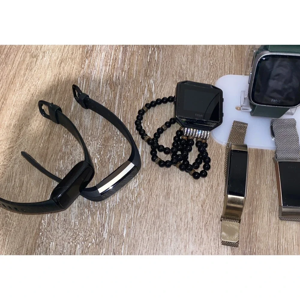 Lot of Fitbit Smartwatches, Fitbit Versa, Alta, Blaze,Charge - 7 Total -Untested